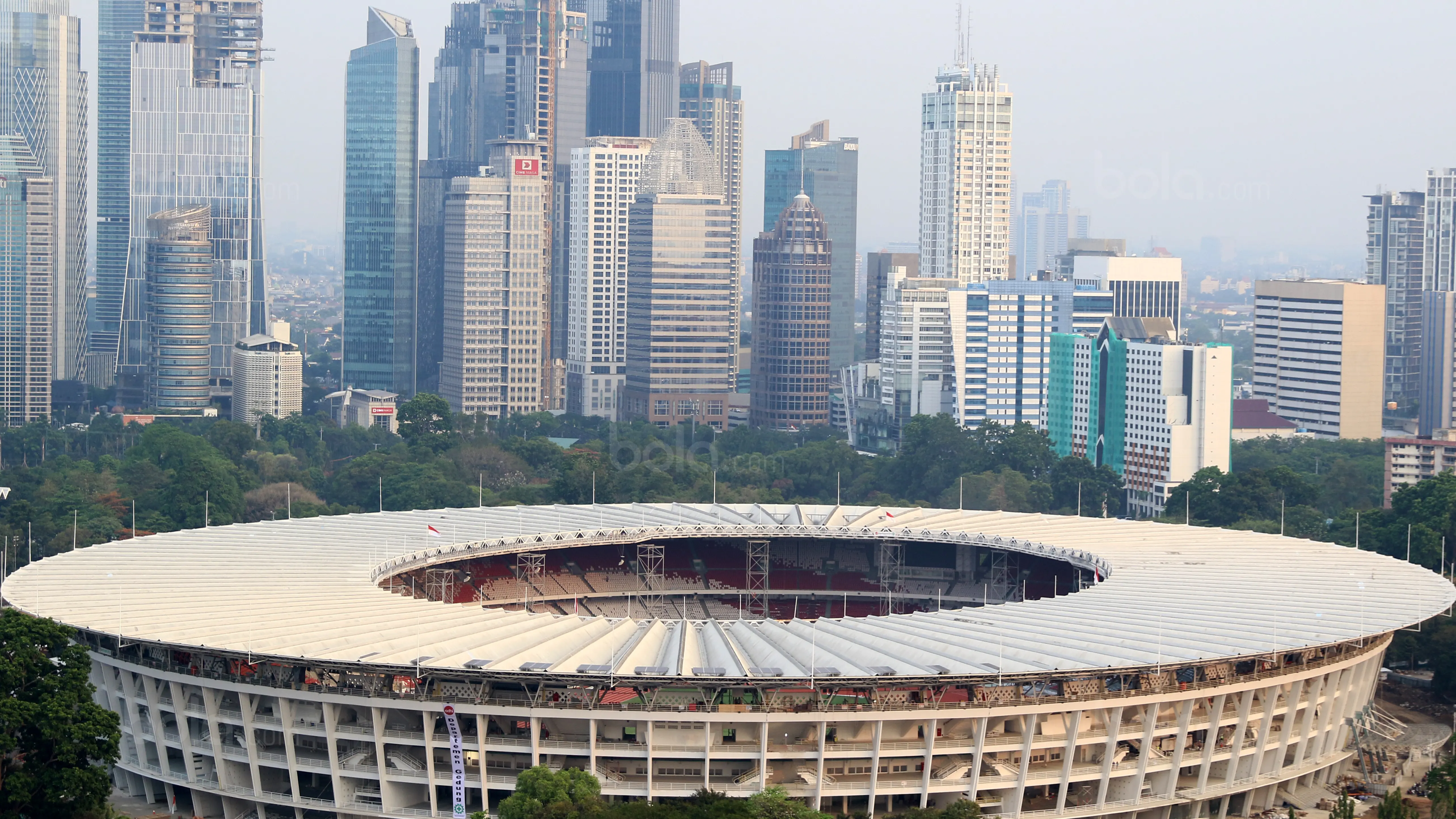 Gedung perkantoran yang menjulang tinggi dan Stadion Utama Gelora Bung Karno, Jakarta, (12/9/2017). Stadion Utama GBK dan kawasan olah raga senayan bersolek menyambut ASIAN Games 2018. (Bola.com/Nicklas Hanoatubun)