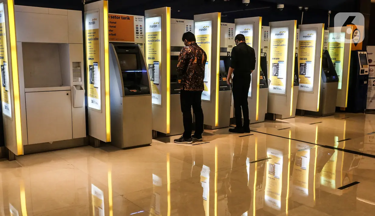 Sejumlah orang memanfaatkan mesin anjungan tunai mandiri (ATM) di Jakarta, Senin (25/1/2020). Kinerja kredit perbankan pada 2021 diperkirakan tumbuh positif sebesar 7,3 persen secara tahunan (year-on-year/yoy). (Liputan6.com/Johan Tallo)