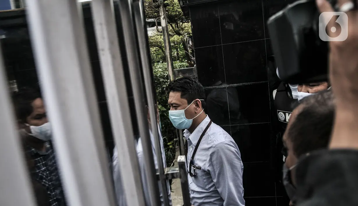 Penyidik KPK mendatangi Gedung Mina Bahari Kementerian Kelautan dan Perikanan (KKP), Jakarta, Rabu (25/11/2020). Kedatangan penyidik KPK sebagai tindak lanjut penyelidikan terkait penangkapan menteri Edhy Prabowo dan sejumlah pegawai Kementerian Kelautan dan Perikanan. (merdeka.com/Iqbal Nugroho)