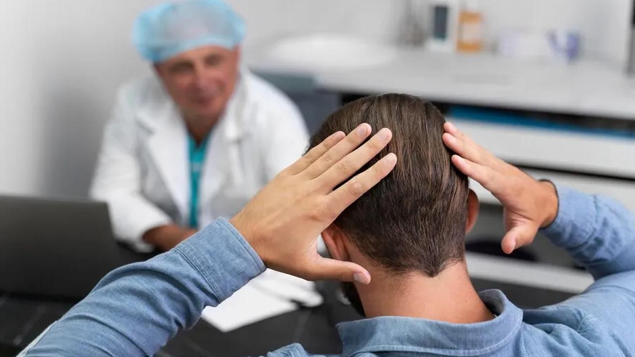 Pola kebotakan pada pria seringkali terkait erat dengan aktivitas hormon androgen dalam tubuh.