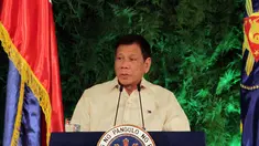 Presiden terpilih Filipina Rodrigo Duterte memberikan pidato usai dilantik di Istana Malacanang di Manila, Filipina, Kamis (30/6). Rodrigo mengatakan akan menerima mandat rakyat itu dengan kerendahan hati. (REUTERS/Erik De Castro)