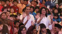 Presiden Joko Widodo dan Ibu Negara Iriana, foto bersama dengan anak-anak dari beberapa sekolah di Istana Kepresidenan, Jakarta, Jumat (20/7). Jokowi juga menyaksikan penampilan anak-anak bernyanyi dan baca puisi. (Liputan6.com/Angga Yuniar)