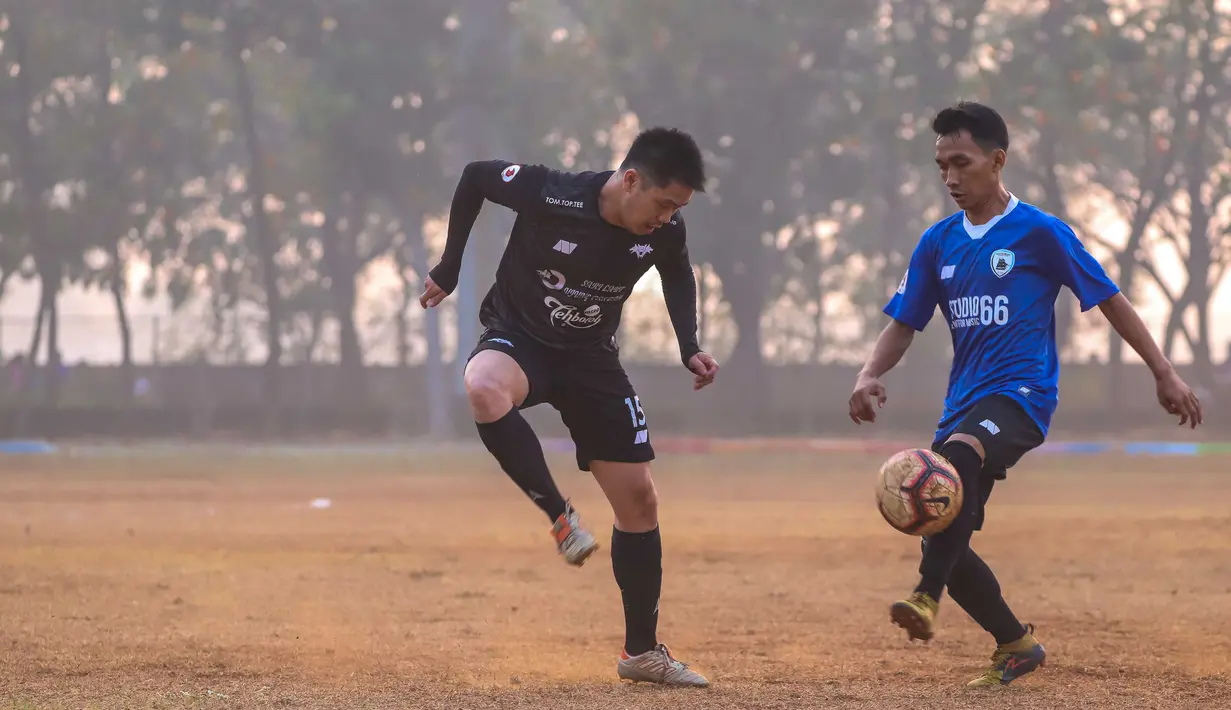 Pemain berebut bola saat laga Liga Ayo Jakarta 2019. (Liga Ayo)