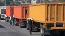 Seorang pria membawa sekarung jagung yang dicuri dari truk di luar pelabuhan di Puerto Cabello, Venezuela, Selasa (23/1). Inflasi yang mencapai 2.600 persen berakibat pada mata uang Venezuela tidak lagi bernilai di masyarakat. (AP Photo/Fernando Llano)