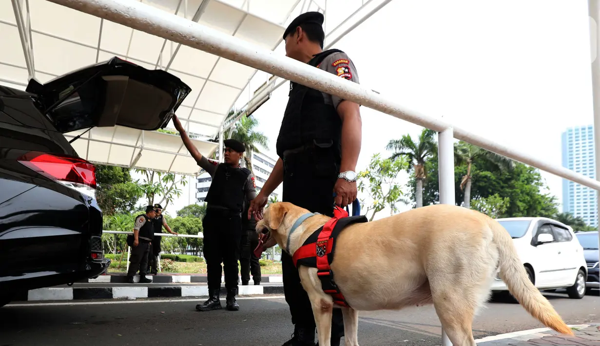 Unit K9 melakukan pemeriksaan kendaraan di kompleks Parlemen, Jakarta, Kamis (17/10/2019). Pengamanan Kompleks Parlemen makin diperketat jelang pelantikan Presiden dan Wakil Presiden terpilih Joko Widodo-Ma'ruf Amin pada 20 Oktober 2019. (Liputan6.com/JohanTallo)