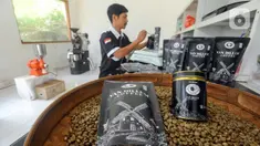 Kopi Van Dillem ditampilkan di Agrowisata Dilem Wilis, Trenggalek, Jawa Timur, Minggu (3/9/2023). Agrowisata Dilem Wilis merupakan areal perkebunan dan pengolahan kopi peninggalan kolonial Belanda sejak tahun 1928. (merdeka.com/Arie Basuki)