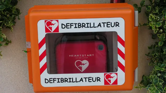 Alat kejut jantung (defibrillator) untuk pertolongan darurat mengatasi serangan jantung. (Sumber Wikimedia Commons)