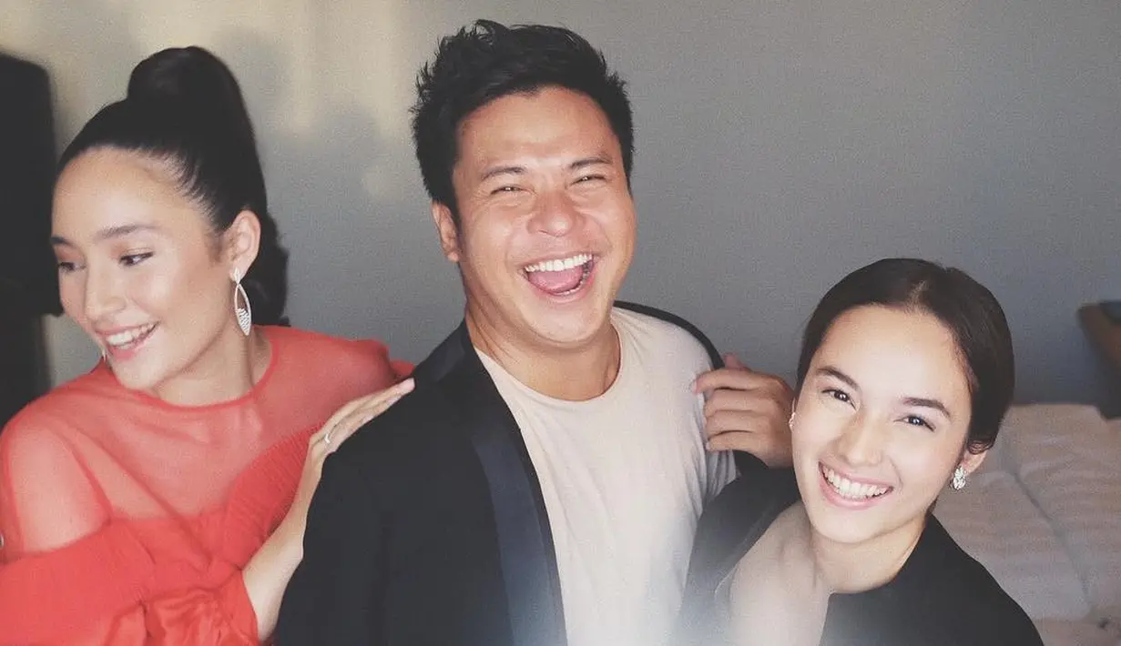 Baik Tatjana dan Chelsea tampak cantik dan memesona. Keduanya memakai busana denganw arna yang berbeda, Tatjana dengan outfit merahnya sedangkan Chelsea cantik memakai baju hitamnya. (Instagram/ryanogilvy)