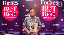 Direktur SCM, Imam Sudjarwo, menerima penghargaan dari Forbes Indonesia dalam acara bertajuk Best of the Best di Jakarta, Rabu (30/10/2019). PT Surya Citra Media Tbk (SCM) mendapat penghargaan sebagai salah satu dari 50 perusahaan terbaik yang telah terdaftar di BEI. (Liputan6.com/Faizal Fanani)