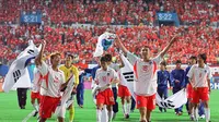 Dengan kemenangan atas Italia, Korea Selatan pun terus melaju. Di babak perempatfinal Korsel mengalahkan Spanyol lewat adu penalti. Kejutan tuan rumah berakhir di babak semifinal saat dikalahkan Jerman 0-1. Dengan lolos ke semifinal dan akhirnya menempati posisi ke-4 usai takluk dari Turki, Korea Selatan mencetak sejarah sebagai negara Asia dengan pencapaian terbaik hingga saat ini sepanjang sejarah Piala Dunia. (AFP/Kim Jae-hwan)