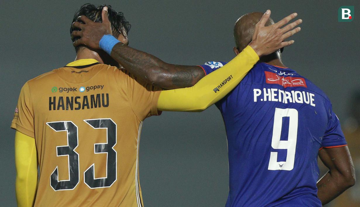Striker Persiraja Banda Aceh, Pulo Henrique dan bek Bhayangkara FC, Hansamu Yama, saling menunjukkan solidaritas usai bersitegang pada laga BRI Liga 1 di Indomilk Arena, Minggu (29/8/2021). (Foto: Bola.com/M iqbal Ichsan)
