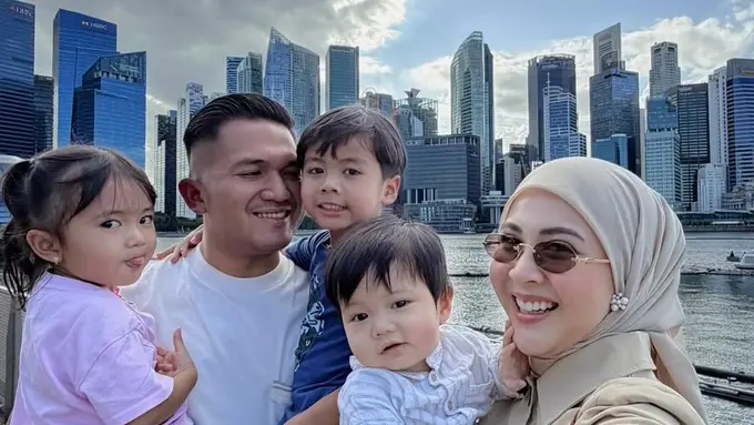 Kesha Ratuliu liburan ke Singapura bersama ketiga anaknya. [@kesharatuliu05]
