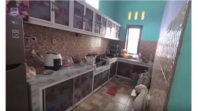 Dapur di rumah Jihan Audy terlihat luas dan bernuansa krem.