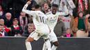 Pemain Real Madrid, Kylian Mbappe (kiri) berjoget dengan Eduardo Camavinga setelah mencetak gol ke gawang Athletic Bilbao dalam laga lanjutan Liga Spanyol 2025/2026 di Stadion San Mames, Bilbao, Spanyol, Rabu (03/12/2025). (AP Photo/Jose Breton)