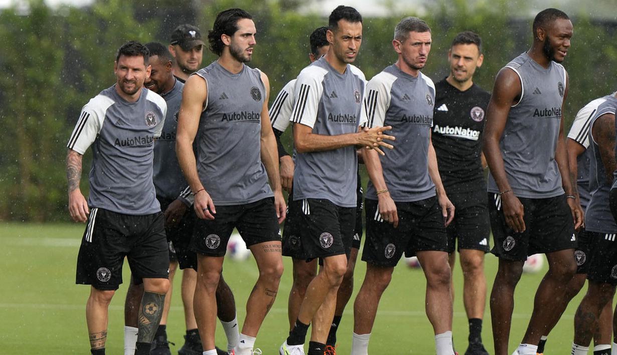 Pemain Inter Miami, Lionel Messi, mengikuti sesi latihan jelang pertandingan melawan Cruz Azul pada laga Leagues Cup 2023 di Fort Lauderdale, Kamis (20/7/2023). Pertandingan melawan Cruz Azul akan menjadi debut bagi Lionel Messi bersama The Herons. (AP Photo/Lynne Sladky)