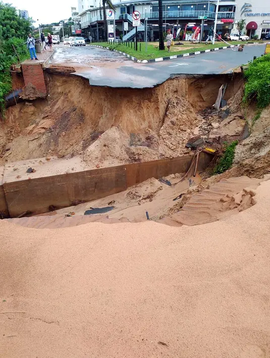 Jalan rusak di pantai utara Durban, Afrika Selatan, 12 April 2022. Hujan berkepanjangan dan banjir di Provinsi KwaZulu-Natal Afrika Selatan telah merenggut puluhan nyawa, menurut pejabat setempat. (AP Photo/Eileen Anderson)