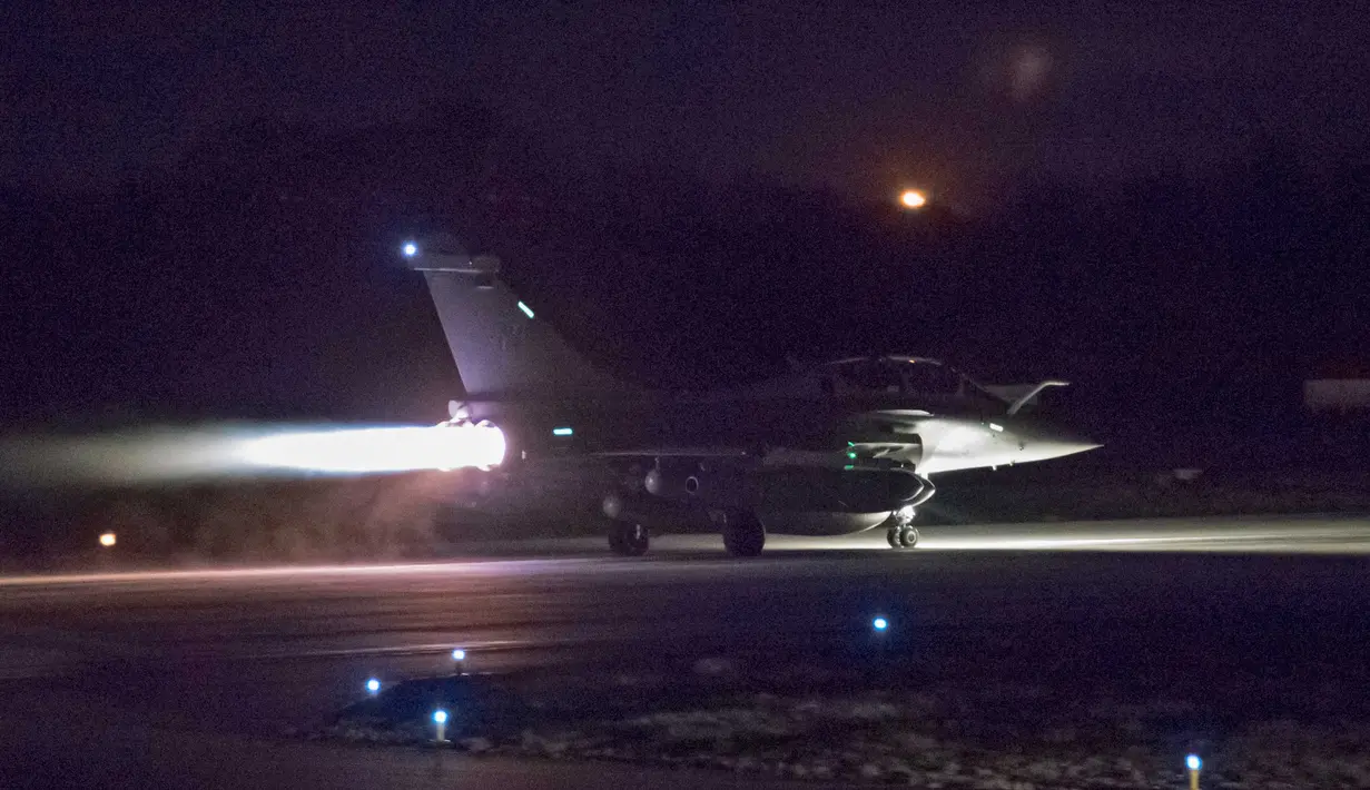 Jet tempur Dassault Rafale milik Prancis bersiap untuk lepas landas di Pangkalan Udara Saint-Dizier, Jumat (13/4). Pesawat diluncurkan ke Suriah sesaat setelah Presiden Emmanuel Macron mengumumkan Prancis bergabung dengan Amerika dan Inggris (ECPAD / AFP)