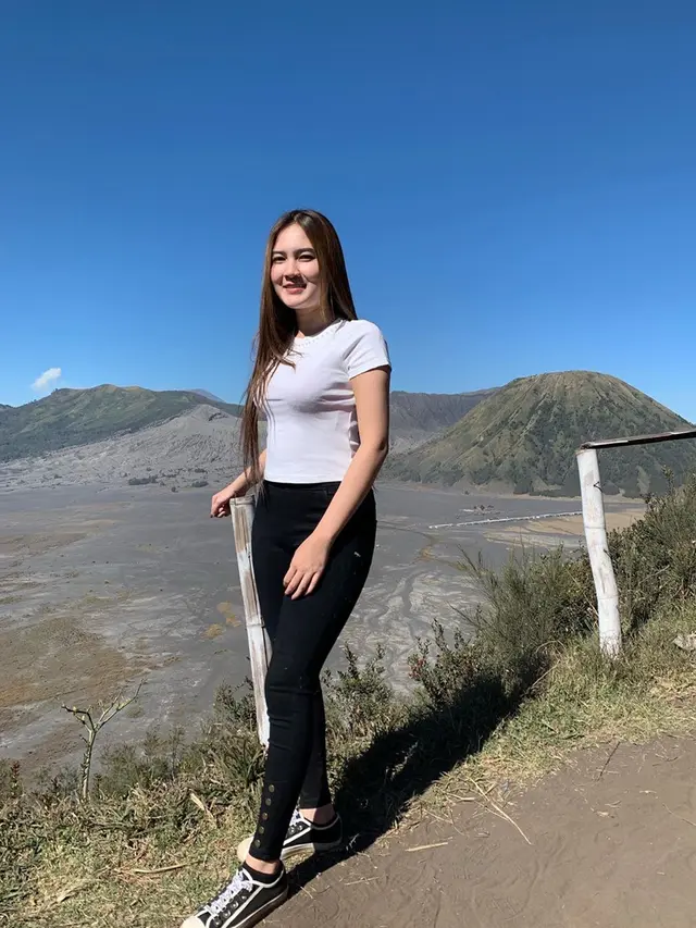Gaya Santai Nella Kharisma Saat Berlibur, Simple dan Tetap Fashionable