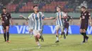 Pemain tengah timnas Argentina U-17, Claudio Echeverri (kedua kiri) merayakan golnya ke gawang Venezuela pada laga 16 besar Piala Dunia U-17 2023 di di Stadion Si Jalak Harupat, Bandung, Jawa Barat, Selasa (21/11/2023). (Doc LOC WCU17/SBN)