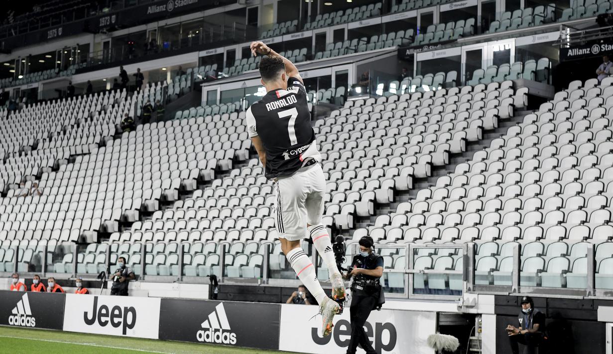 Striker Juventus, Cristiano Ronaldo, melakukan selebrasi usai mencetak gol ke gawang Lazio pada laga Serie A di Stadion Allianz, Turin, Senin (20/7/2020). Juventus menang 2-1 atas Lazio. (Marco Alpozzi/LaPresse via AP)