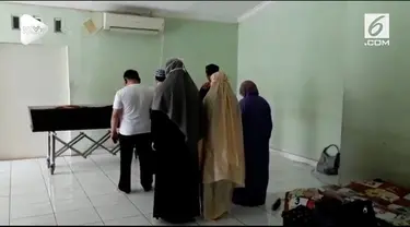 Setelah dimandikan dan dikafani, jenazah Raden Retno Winingsih, ibunda Roro Fitria, dimasukan ke dalam peti lalu disalatkan olah keluarga dan orang terdekat di Rumah Sakit Fatmawati, Jakarta Selatan