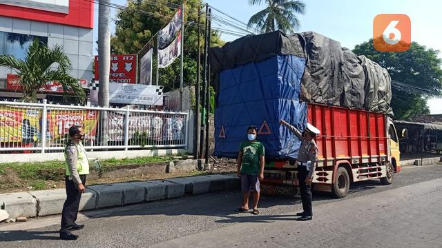 Satlantas Polres Situbondo, Menindak Tegas Truk ODOL di Jl. Basuki Rahmat Situbondo (Hermawan Arifianto/Liputan6.com)