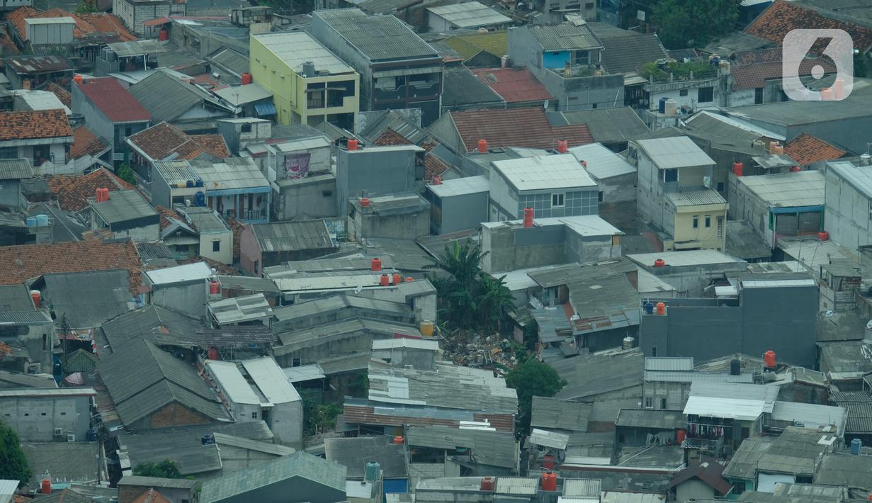Suasana pemukiman dan gedung pencakar langit diambil dari kawasan Grogol, Jakarta, Rabu (11/11/2020). Perbaikan ekonomi, bahkan sudah terjadi di kuartal III-2020. Di mana pada kuartal ke II-2020 pertumbuhan ekonomi nasional terkontraksi minus 5,32 persen. (Liputan6.com/Angga Yuniar)