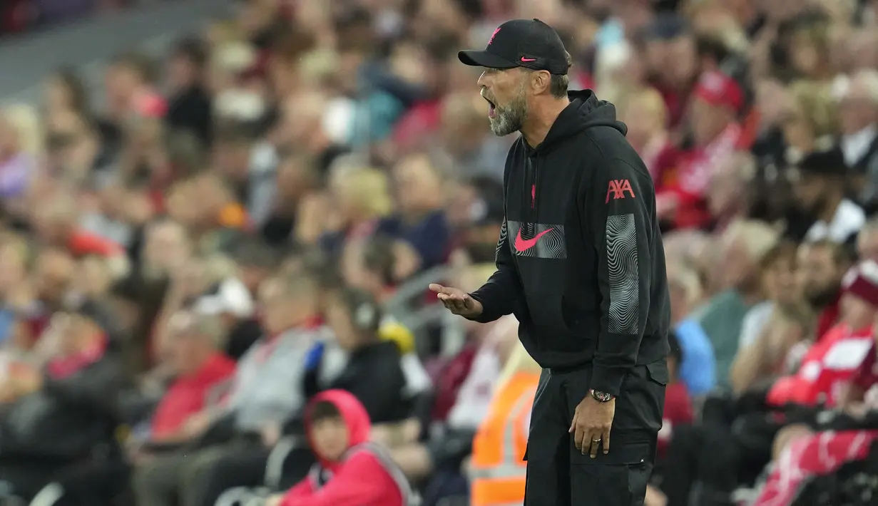 Pelatih Liverpool, Jurgen Klopp berteriak saat memberikan instruksi ke para pemainnya saat bertanding melawan Crystal Palace selama pertandingan Liga Inggris di stadion Anfield, di Liverpool, Inggris (16/8/2022). Liverpool bermain imbang atas Crystal Palace 1-1. (AP Photo/Jon Super)