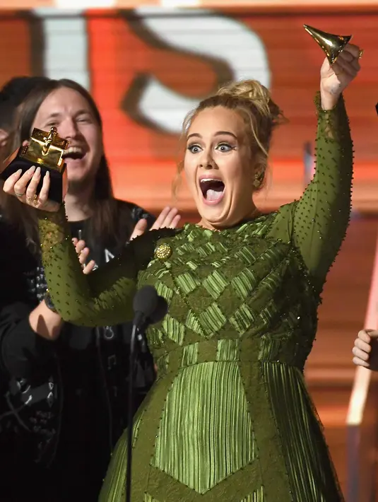 Dalam pidatonya, Adele memberikan apresiasinya pada Beyonce, musisi yang diidolakannya di ajang Grammy Awards 2017 di Staples Center, Los Angeles, Minggu (12/2). Adele tak menyangka kalau dirinya dapat mengalahkan sang idola. (AFP PHOTO/ KEVIN WINTER)