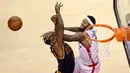 Pemain Raptors, James Johnson #3 menepis tembakan pemain Cavaliers, Tristan Thompson #13 pada final Wilayah Timur NBA Playoffs 2016 di Air Canada Centrer, Selasa (24/5/2016), Toronto, Ontario, Canada. (Tom Szczerbowski/Getty Images/AFP)