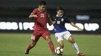 Gelandang Timnas Indonesia U-19 Asnawi Mangkualam beraksi saat Indonesia U-19 menjamu Kamboja U-19 di Stadion Patriot, Bekasi, (4/10/2017)