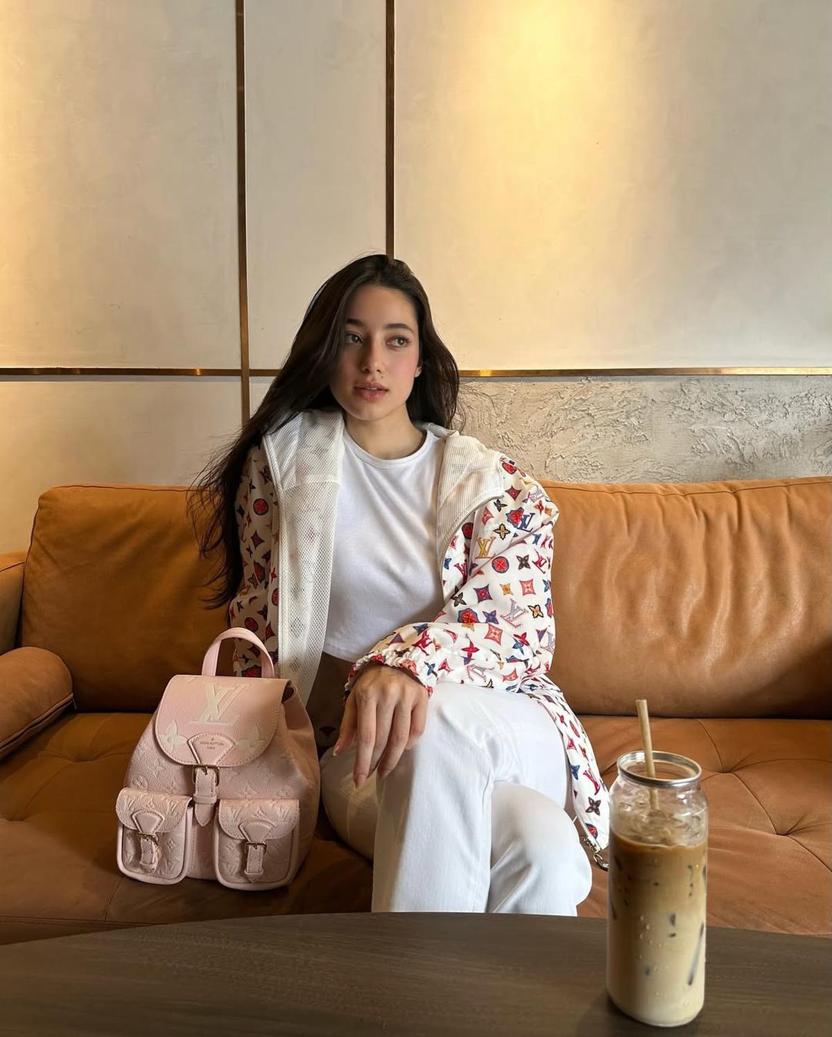 Potret Ameera Khan dengan Outfit Putih, Penampilannya Tampak Cantik dan Elegan