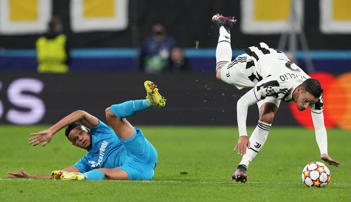 Bek Juventus, Mattia De Sciglio berebut bola dengan pemain Zenit St. Petersburg, Douglas Santos pada pertandingan Grup H Liga Champions di Gazprom Arena di St.Petersburg, Rusia, Kamis (21/10/2021). Juventus menang atas Zenit St. Petersburg 1-0. (AP Photo/Dmitry Lovetsky)