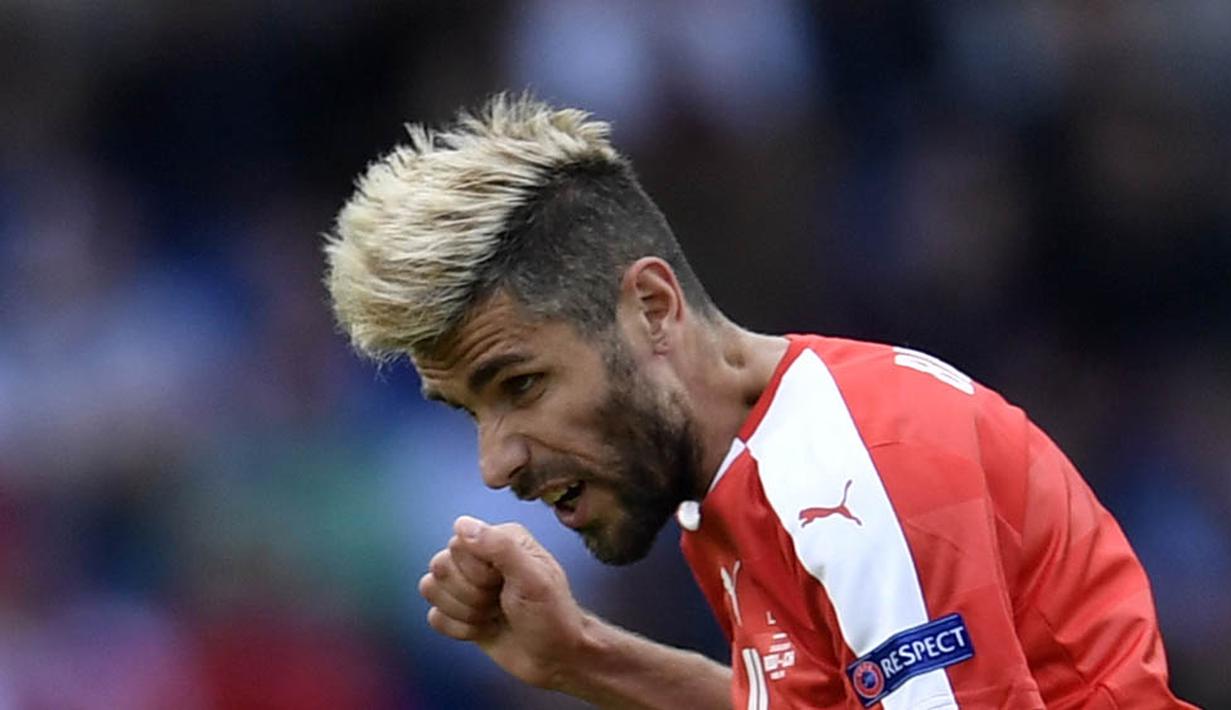 6. Valon Behrami (Swiss), gelandang Watford ini bergaya dengan rambut mohawk yang bagian tengahnya dicat dengan warna pirang. (AFP/Philippe Lopez)