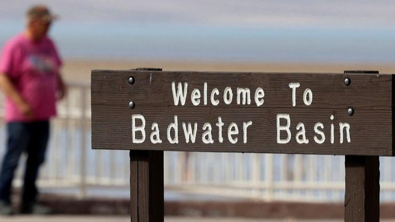 Danau tersebut terbentuk di Badwater Basin, tempat yang biasanya merupakan dataran garam. Foto: REUTERS / Ronda Churchill<br>