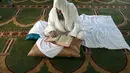 Umat muslim Afghanistan membaca Alquran di sebuah masjid di Kabul, Rabu (6/6). Selama sepuluh hari terakhir Ramadan, umat muslim melakukan itikaf dengan melakukan dzikir, berdoa, dan salat sunnat untuk menantikan malam Lailatul Qadar. (AP/Rahmat Gul)