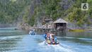 <p>Rombongan wisatawan menuju kawasan Piaynemo, Raja Ampat, Papua Barat, Jumat (22/11/2019). Keindahan dan panorama alam masih menjadi daya tarik utama wisatawan baik lokal maupun mancanegara berkunjung ke kawasan Raja Ampat. (Liputan6.com/Herman Zakharia)</p>