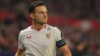 Gelandang Sevilla asal Kroasia #10, Ivan Rakitic, bereaksi selama pertandingan babak pertama Grup B Liga Champions UEFA antara Sevilla FC dan PSV Eindhoven di Stadion Ramon Sanchez Pizjuan, Sevilla, pada 29 November 2023. (JORGE GUERRERO/AFP)
