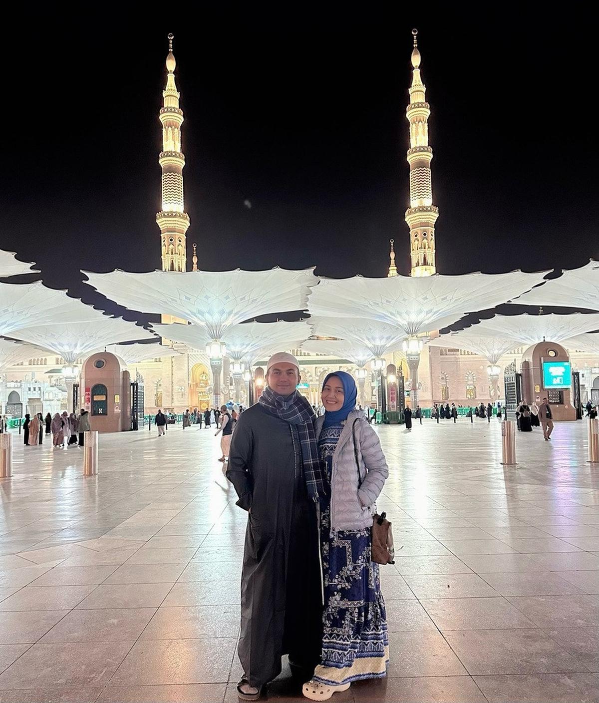 8 Potret Sahrul Gunawan Umrah Bareng Istri dan Ibu Mertua, Harmonis Banget