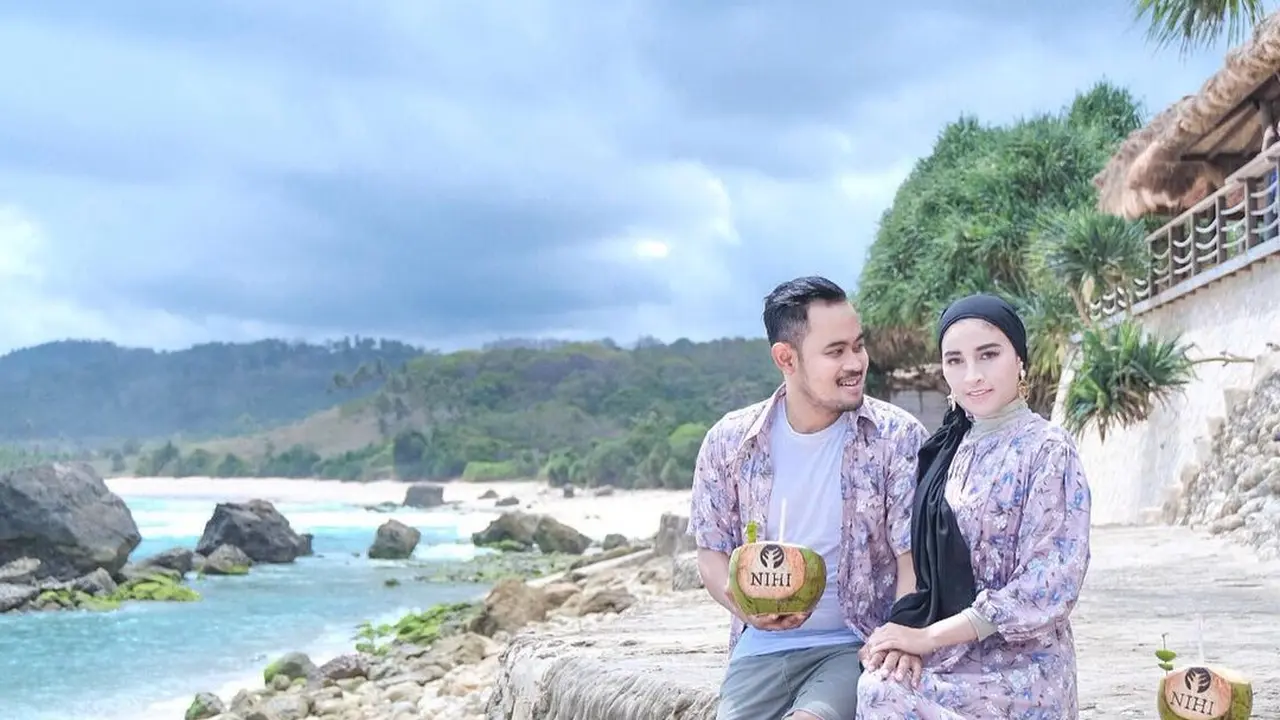 Potret Shandy Purnamasari Saat Liburan ke Nihi Sumba, Tampil Menawan Dengan Hijab. (Sumber: Instagram/shandypurnamasari)
