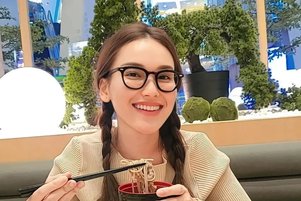 Pesona Ayu Ting Ting saat Rambut Dikepang Dua