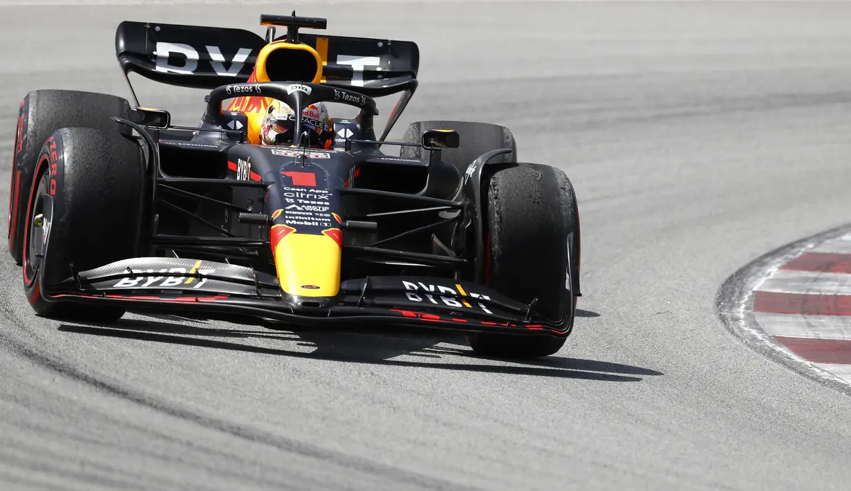 Verstappen yang ada di urutan ketiga kini memburu Russell. Tetapi, kali ini ia tak perlu usaha keras karena pembalap asal Inggris tersebut memutuskan untuk membuat pit stop keduanya dan membuat sang rival naik ke urutan dua. (AP/Joan Monfort)