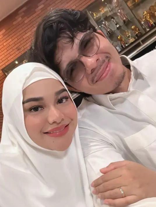 <p>Atta dengan baju gamis putihnya, sedangkan Aurel dengan gamis dan hijab panjangnya. [@aurelie.hermansyah]</p>