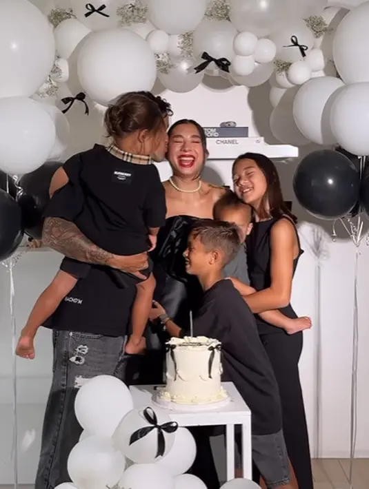 Baru-baru ini, Jennifer Bachdim merayakan ulang tahunnya yang ke-37 bersama keluarga dan kerabat. [@jenniferbachdim]