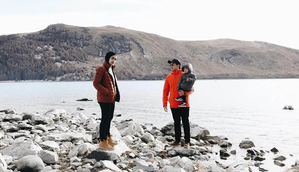 Berlibur di New Zealand, keluarga belo tak lupa berfoto di depan pegunungan. (Liputan6.com/IG/@dittopercussion)