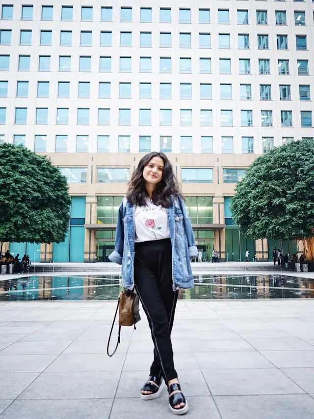 [Bintang] Gaya Kasual Sampai Glamor, Ini Pilihan Outer Favorit Marsha Aruan