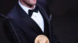 Pemain Juventus Matthijs de Ligt menunjukkan piala Kopa Trophy pada malam penghargaan Ballon d'Or 2019 di Chatelet Theatre, Paris, Prancis, Senin (2/12/2019). De Ligt dinobatkan sebagai pemain muda U21 terbaik di dunia. (FRANCK FIFE/AFP)
