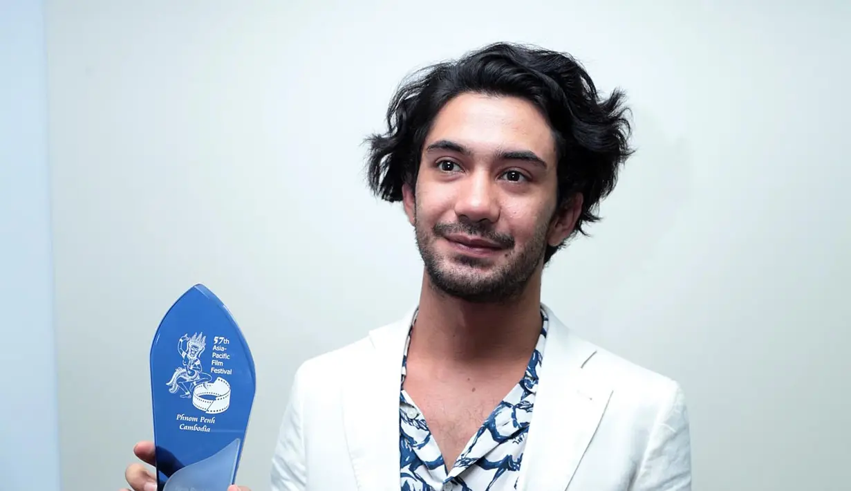 Pemeran Reza Rahadian baru saja dinobatkan sebagai Best Aktor dalam ajang Asia Pasific Film Festival (APFF) 2017. Reza menjadi aktor Indonesia pertama menerima penghargaan yang digelar dari tahun 1954. (Deki Prayoga/Bintang.com)