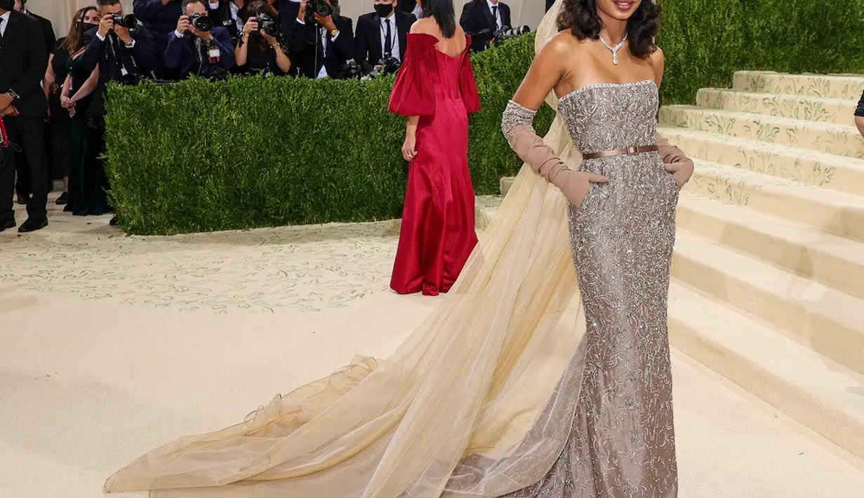 Bintang film “Grown Ish” Yara Shahidi tampil elegan berbalut Dior Haute Couture Brown Embroidered  Silk Dress dengan Gold Tulle Cape. Penampilannya pun diperlengkap dengan perhiasan dari Cartier. (dok.Dior).