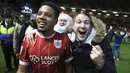 Fans dan gelandang Bristol City, Korey Smith, merayakan kemenangan atas Manchester United pada laga Piala Liga Inggris di Stadion Ashton Gate, Kamis (21/12/2017). Bristol City menang 2-1 atas Manchester United. (AP/Nick Potts)